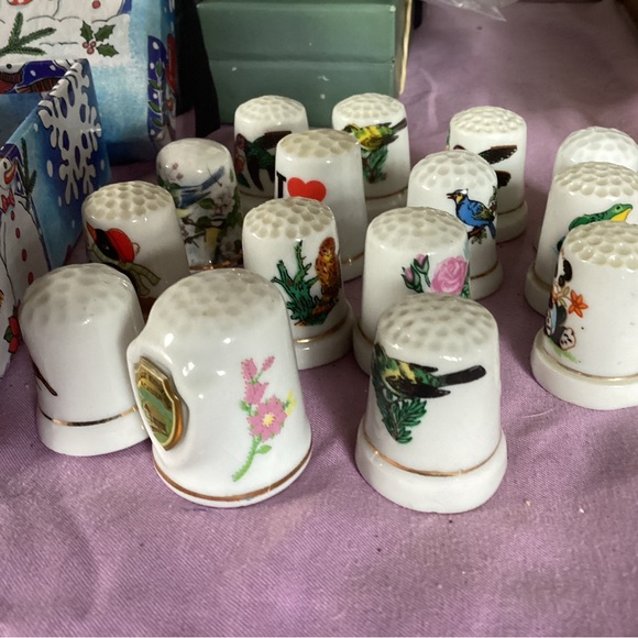Porclein thimble collection . Birds, and flowers - Picture 3 of 3